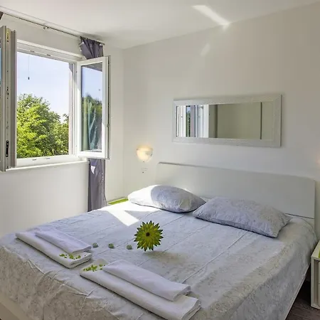 Mate In Kuhari - Haus Fuer 8 Personen Žminj