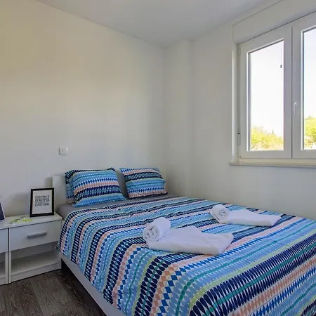 Mate In Kuhari - Haus Fuer 8 Personen Žminj