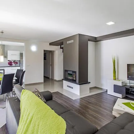 Mate In Kuhari - Haus Fuer 8 Personen Villa