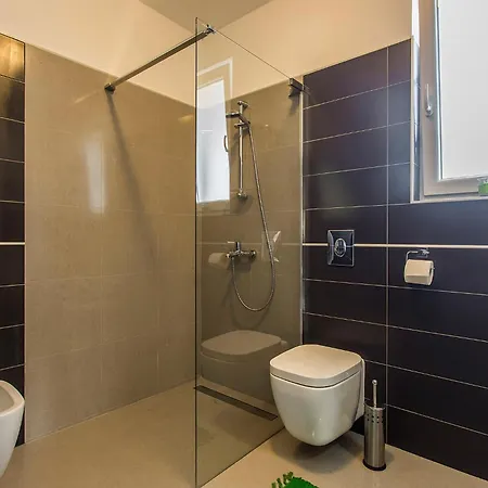 Vila Mate In Kuhari - Haus Fuer 8 Personen Žminj