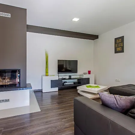 Mate In Kuhari - Haus Fuer 8 Personen Žminj