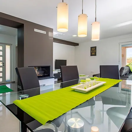 Mate In Kuhari - Haus Fuer 8 Personen
